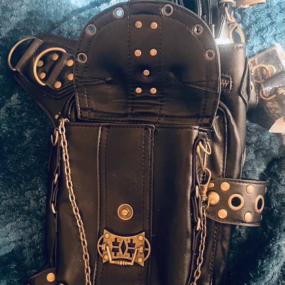 Black Leather hip bag in steampunk style. 2 belts for waist and thigh included - Picture 3 of 5